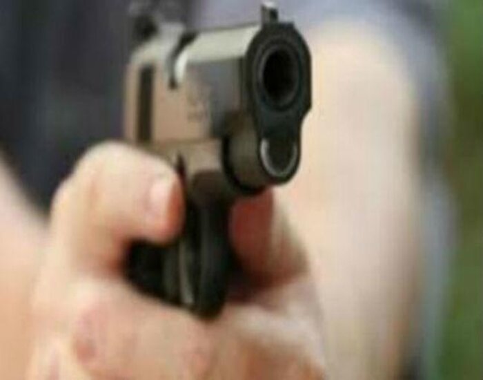 सीतामढ़ी में शूट आउट, पूर्व प्रमुख को कनपटी में मारी गोली,लेनदेन विवाद में हमले की आशंका.