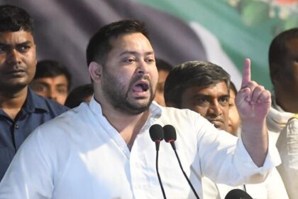 अनंत सिंह की घेराबंदी में जुटे तेजस्वी, बोले- लोग बंदूक बांटते हैं, मैं कलम बाँट रहा हूँ.
