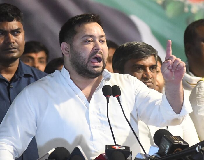अनंत सिंह की घेराबंदी में जुटे तेजस्वी, बोले- लोग बंदूक बांटते हैं, मैं कलम बाँट रहा हूँ.
