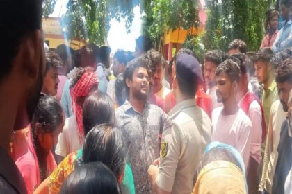 पुलिस थाने पर हमला, लाठीचार्ज में एक का सिर फटा, कई महिलाएं घायल.