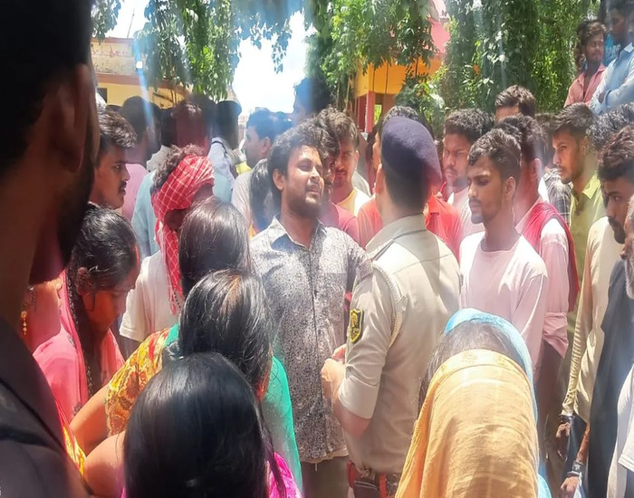 पुलिस थाने पर हमला, लाठीचार्ज में एक का सिर फटा, कई महिलाएं घायल.