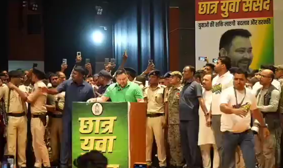तेजस्वी यादव के 'कलम बांटो' अभियान से बिहार की राजनीति गरमाई, विपक्ष और सत्ता पक्ष में तीखी बहस
