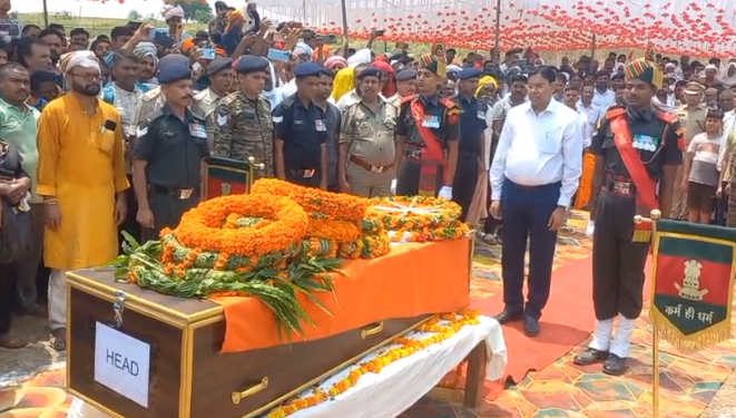ऑपरेशन सिंदूर में शहीद हवलदार सुनील सिंह यादव का पार्थिव शरीर बक्सर पहुंचा, बेटे ने दी मुखाग्नि