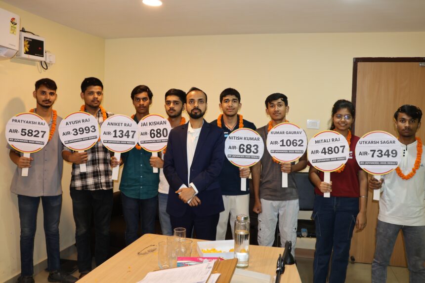 JEE Advanced परीक्षा में "एक रुपया गुरु दक्षिणा" वाले आरके श्रीवास्तव ने एक बार फिर लहराया परचम