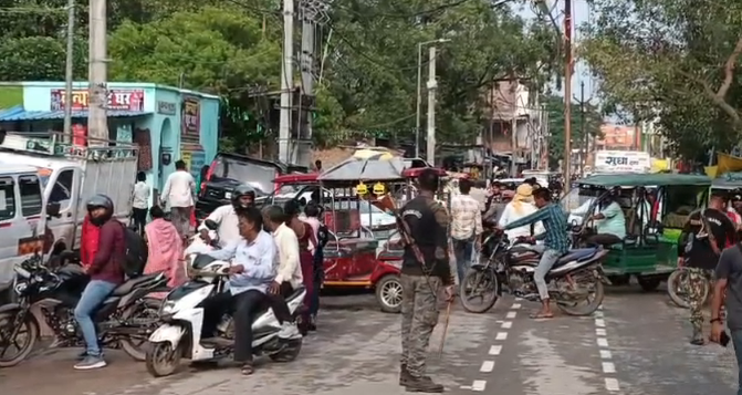 भभुआ में सड़क हादसा परीक्षा देकर लौट रहे तीन छात्रों को पिकअप ने रौंदा, एक की मौत, दो गंभीर घायल