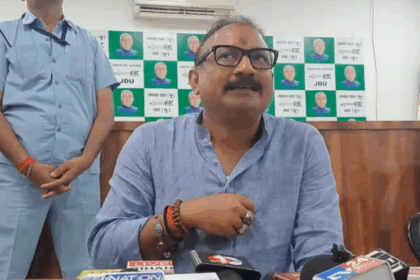 तेजस्वी यादव के 'कलम बांटो' अभियान से बिहार की राजनीति गरमाई, विपक्ष और सत्ता पक्ष में तीखी बहस
