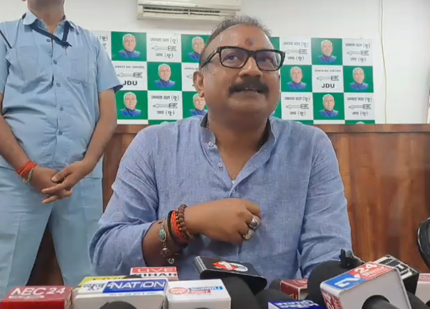 तेजस्वी यादव के 'कलम बांटो' अभियान से बिहार की राजनीति गरमाई, विपक्ष और सत्ता पक्ष में तीखी बहस