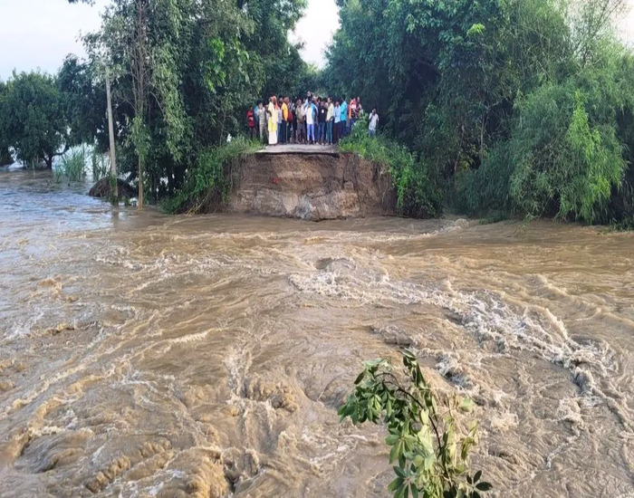 कई तटबंध टूटे, 7 इंजीनियर सस्पेंड, मरम्मत कार्य तेज.