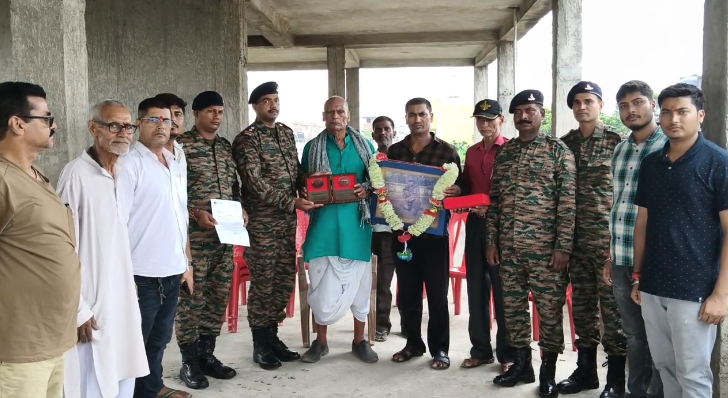 कारगिल शहीद रमण झा को भारतीय सेना ने दी श्रद्धांजलि, परिजनों का सम्मान