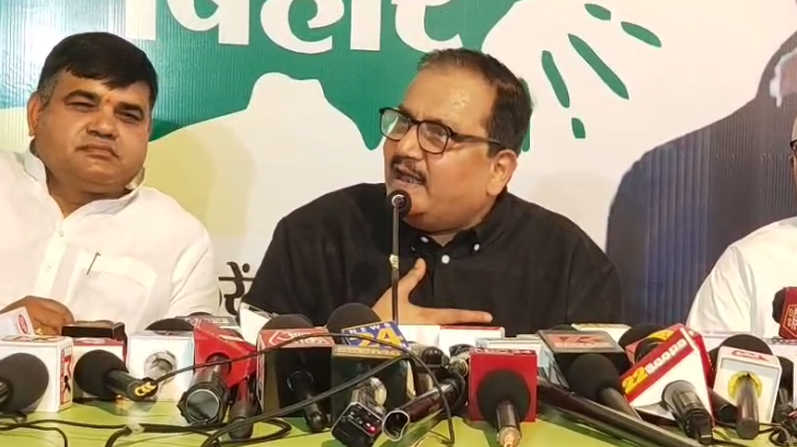 जातीय जनगणना पर मनोज झा का तीखा हमला भाजपा का चेहरा आरक्षण विरोधी