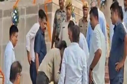 सीएम नीतीश कुमार के बेटे निशांत ने पैर छूकर लिया पटना डीएम का आशीर्वाद, हो रही चर्चा.