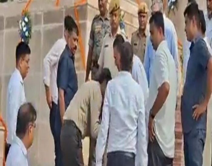 सीएम नीतीश कुमार के बेटे निशांत ने पैर छूकर लिया पटना डीएम का आशीर्वाद, हो रही चर्चा.