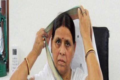लालू-राबड़ी आवास के बाहर जश्न का माहौल, बज रहे ढोल ताशे ,नाच रही हैं महिलायें.