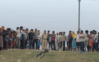 सिटी पोस्ट लाइव बिहार के सहरसा जिले के बैजनाथपुर थाना क्षेत्र में मंगलवार सुबह एक 16 वर्षीय किशोर का शव सड़क किनारे बरामद हुआ। यह सनसनीखेज मामला बैजनाथपुर बहियार, वार्ड संख्या 23 का है, जहां मृतक की पहचान तीरी पंचायत वार्ड संख्या 4 निवासी राजीव यादव के पुत्र गौतम कुमार के रूप में की गई है। गौतम चार भाई-बहनों में सबसे बड़ा था। घटना की जानकारी मिलते ही बैजनाथपुर थानाध्यक्ष दिनेश ठाकुर अपनी टीम के साथ मौके पर पहुंचे और प्रारंभिक जांच शुरू की। बाद में सदर एसडीपीओ आलोक कुमार ने भी घटनास्थल का निरीक्षण किया और मामले की गंभीरता को देखते हुए शव को पोस्टमार्टम के लिए सदर अस्पताल, सहरसा भेजा गया। मृतक के चाचा ने बताया कि गौतम सोमवार रात से ही लापता था। परिजनों ने उसकी काफी तलाश की, लेकिन आज सुबह उसकी मौत की खबर मिली। उन्होंने यह भी कहा कि गौतम की किसी से कोई दुश्मनी नहीं थी। केवल पढ़ाई को लेकर पिता कभी-कभी डांटते थे। फिलहाल पुलिस मामले की हर संभव पहलू से जांच कर रही है, ताकि घटना के पीछे की असली वजह सामने आ सके।