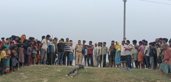 सिटी पोस्ट लाइव बिहार के सहरसा जिले के बैजनाथपुर थाना क्षेत्र में मंगलवार सुबह एक 16 वर्षीय किशोर का शव सड़क किनारे बरामद हुआ। यह सनसनीखेज मामला बैजनाथपुर बहियार, वार्ड संख्या 23 का है, जहां मृतक की पहचान तीरी पंचायत वार्ड संख्या 4 निवासी राजीव यादव के पुत्र गौतम कुमार के रूप में की गई है। गौतम चार भाई-बहनों में सबसे बड़ा था। घटना की जानकारी मिलते ही बैजनाथपुर थानाध्यक्ष दिनेश ठाकुर अपनी टीम के साथ मौके पर पहुंचे और प्रारंभिक जांच शुरू की। बाद में सदर एसडीपीओ आलोक कुमार ने भी घटनास्थल का निरीक्षण किया और मामले की गंभीरता को देखते हुए शव को पोस्टमार्टम के लिए सदर अस्पताल, सहरसा भेजा गया। मृतक के चाचा ने बताया कि गौतम सोमवार रात से ही लापता था। परिजनों ने उसकी काफी तलाश की, लेकिन आज सुबह उसकी मौत की खबर मिली। उन्होंने यह भी कहा कि गौतम की किसी से कोई दुश्मनी नहीं थी। केवल पढ़ाई को लेकर पिता कभी-कभी डांटते थे। फिलहाल पुलिस मामले की हर संभव पहलू से जांच कर रही है, ताकि घटना के पीछे की असली वजह सामने आ सके।