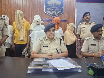 हम पार्टी का नेता पत्नी के साथ चलाता था सेक्स रैकेट.
