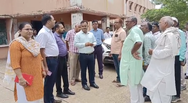 विधानसभा चुनाव तैयारी: आर. लाल कॉलेज का डीएम ने किया निरीक्षण, व्यवस्था सुधार के दिए निर्देश