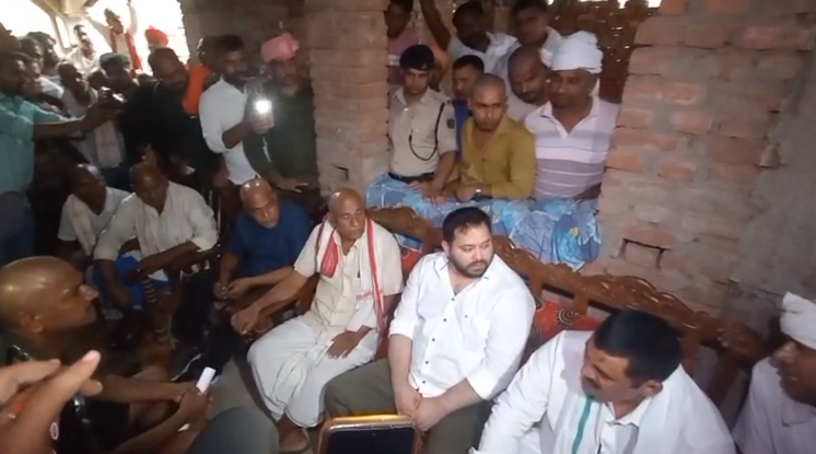 नेता प्रतिपक्ष तेजस्वी यादव बक्सर में शहीद जवान के परिजनों से मिले, ट्रिपल मर्डर पीड़ितों से भी करेंगे मुलाकात