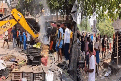रेलवे ने बुलडोजर चलाकर अतिक्रमण हटाया, गुमटी नंबर 1 से 2 तक खाली कराई गई ज़मीन