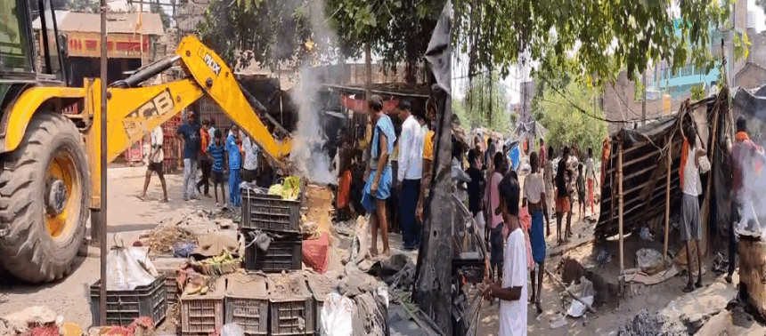 रेलवे ने बुलडोजर चलाकर अतिक्रमण हटाया, गुमटी नंबर 1 से 2 तक खाली कराई गई ज़मीन