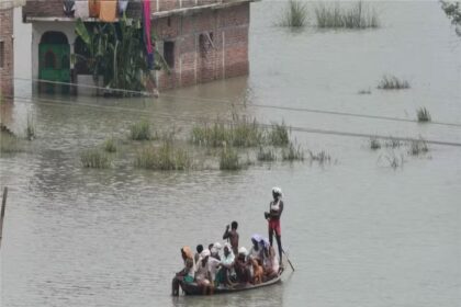 बिहार में बाढ़ से हा-हाकार, घड़ियाल ने किया हमला, पटना में नाव पर बच्ची का जन्म.