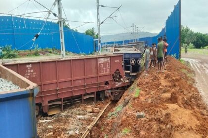 साहिबगंज में मालगाड़ी की 18 बोगी पटरी से उतरी, रेलवे को लाखों का नुकसान.