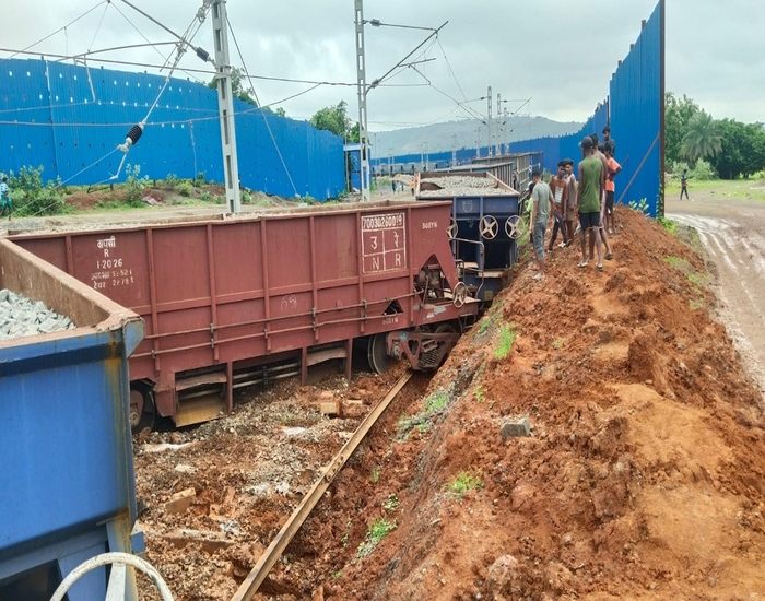साहिबगंज में मालगाड़ी की 18 बोगी पटरी से उतरी, रेलवे को लाखों का नुकसान.