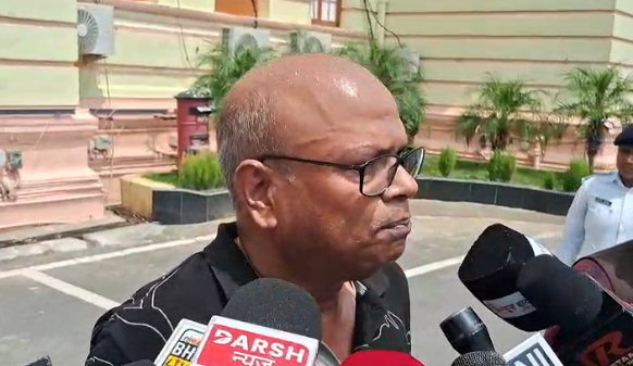 बिहार विधानसभा में महागठबंधन का हंगामा: वोटर लिस्ट में गड़बड़ी का आरोप,काले कपड़ों में विधानसभा पहुंचे महागठबंधन विधायक