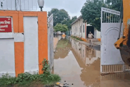 उपमुख्यमंत्री विजय सिन्हा के आवास में घुसा पानी, निकासी के लिए बुलाई गई JCB