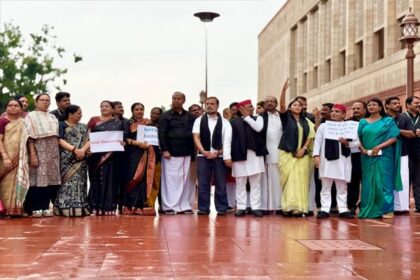 SIR मुद्दे पर थमा नहीं सियासी तूफान, संसद में गूंजे विपक्ष के नारे