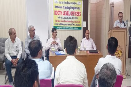 मतदाताओं के सामने गिड़गिड़ा रहे बीएलओ, सता रहा है नौकरी जाने का डर.