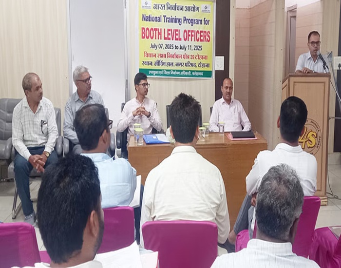 मतदाताओं के सामने गिड़गिड़ा रहे बीएलओ, सता रहा है नौकरी जाने का डर.