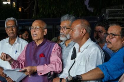 चुनाव आयोग से मिले 11 दलों के प्रतिनिधि, मतदाता पुनरीक्षण के फैसले पर फिर से विचार करने की मांग.