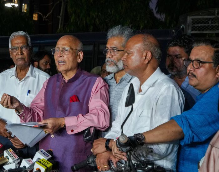 चुनाव आयोग से मिले 11 दलों के प्रतिनिधि, मतदाता पुनरीक्षण के फैसले पर फिर से विचार करने की मांग.