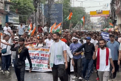पटना की सड़कों पर छात्रों का आंदोलन: डोमिसाइल नीति लागू करने की मांग को लेकर हंगामा, पुलिस ने डाकबंगला चौराहा पर रोका प्रदर्शन
