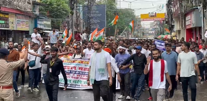 पटना की सड़कों पर छात्रों का आंदोलन: डोमिसाइल नीति लागू करने की मांग को लेकर हंगामा, पुलिस ने डाकबंगला चौराहा पर रोका प्रदर्शन