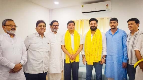 प्रशांत किशोर का बढ़ रहा है जलवा, चुनाव से पहले पूर्व IPS और भोजपुरी स्टार ने थामा जनसुराज का दामन.