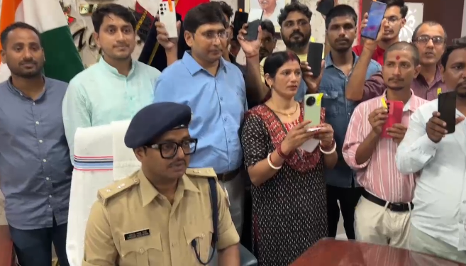 ऑपरेशन मुस्कान के तहत बांका पुलिस ने 40 गुमशुदा मोबाइल किए बरामद