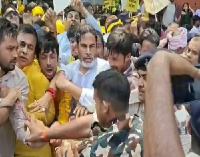 PK ने DYSP को लगाईं लताड़, इतना दम है कि लाठी चलाओगे, आओ मारो,जीना हराम कर देंगे.