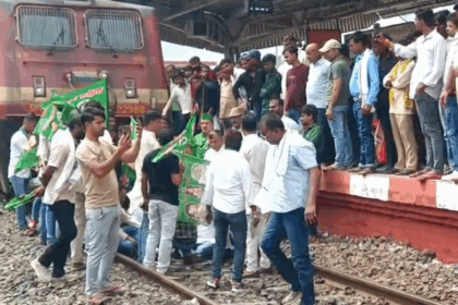 बिहार बंद के समर्थन में महागठबंधन का उग्र प्रदर्शन: भागलपुर-जयनगर ट्रेन रोकी, रेलवे ट्रैक पर की नारेबाजी