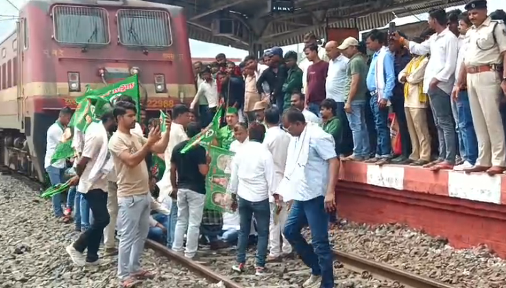 बिहार बंद के समर्थन में महागठबंधन का उग्र प्रदर्शन: भागलपुर-जयनगर ट्रेन रोकी, रेलवे ट्रैक पर की नारेबाजी