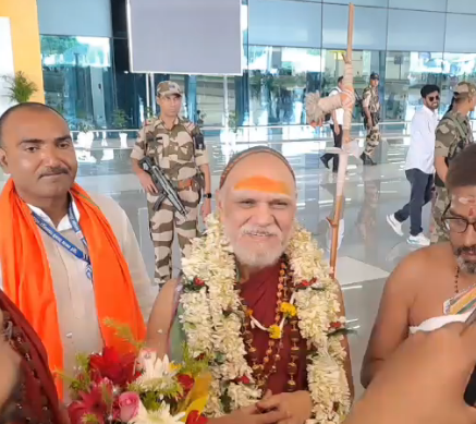 सनातन महाकुंभ के लिए पटना में धर्मगुरुओं का आगमन शुरू, विशाखापट्टनम के स्वामी स्वरूपानंद सरस्वती पहुंचे