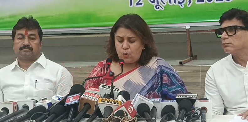 बिहार की कानून व्यवस्था पर कांग्रेस का हमला: सुप्रिया श्रीनेत बोलीं कारोबारी मारे जा रहे हैं, नीतीश सरकार मूकदर्शक बनी बैठी है