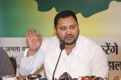 बिहार: तेजस्वी यादव के काफिले में घुसी नशे में धुत कार, सुरक्षा में बड़ी चूक, ड्राइवर गिरफ्तार