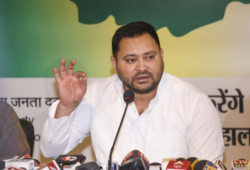 बिहार: तेजस्वी यादव के काफिले में घुसी नशे में धुत कार, सुरक्षा में बड़ी चूक, ड्राइवर गिरफ्तार