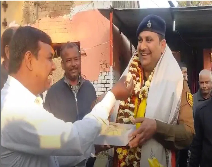थानेदार की विदाई में दिखा गजब का जलवा,रो पड़े लोग.