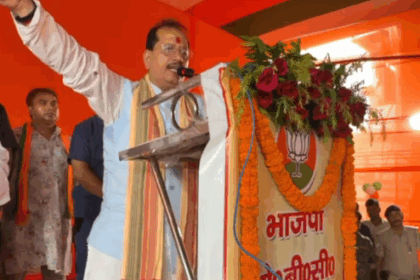 सिटी पोस्ट लाइव बिहार के उपमुख्यमंत्री विजय सिन्हा ने व्यवसायी गोपाल खेमका हत्याकांड को लेकर बड़ा बयान दिया है। उन्होंने स्पष्ट रूप से कहा कि सरकार इस मामले में सख्त कार्रवाई करेगी और अपराधियों के खिलाफ बुलडोजर भी चलेगा। विजय सिन्हा ने बताया कि वह खुद खेमका के परिजनों से मिलने गए थे और उन्हें न्याय दिलाने का आश्वासन दिया। विजय सिन्हा ने कहा, "मुजफ्फरपुर में जब घटना हुई थी, तब मैंने प्रभारी मंत्री के नाते वहीं से कार्रवाई शुरू करवाई। महज तीन घंटे में आरोपी के होटल और घर पर बुलडोजर चलवाया गया, जिससे दबाव में आकर आरोपी ने आधे घंटे में सरेंडर कर दिया।" उपमुख्यमंत्री ने आगे कहा कि इस मामले में भी मुख्यमंत्री से आग्रह करेंगे कि दोषियों की संपत्ति जब्त की जाए और पीड़ित परिवार को मुआवजा दिया जाए। उन्होंने यह भी कहा कि जरूरत पड़ी तो एनकाउंटर, बुलडोजर और संपत्ति जब्ती जैसे कड़े कदम उठाए जाएंगे। उन्होंने 2005 के बाद अपराधियों में फैले खौफ को दोबारा कायम करने की बात करते हुए कहा, "कोई भी सुशासन को कुसाशन में बदलने की कोशिश करेगा, तो उसे बख्शा नहीं जाएगा। चाहे वह भ्रष्ट पदाधिकारी हो या सत्ता में बैठे किसी अपराधी को संरक्षण देने वाला, सभी पर सख्त कार्रवाई होगी।" विजय सिन्हा के इस बयान को सरकार की सख्त नीति के संकेत के रूप में देखा जा रहा है, वहीं विपक्ष इस मुद्दे को लेकर सरकार पर हमलावर है।