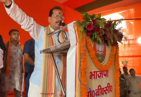 सिटी पोस्ट लाइव बिहार के उपमुख्यमंत्री विजय सिन्हा ने व्यवसायी गोपाल खेमका हत्याकांड को लेकर बड़ा बयान दिया है। उन्होंने स्पष्ट रूप से कहा कि सरकार इस मामले में सख्त कार्रवाई करेगी और अपराधियों के खिलाफ बुलडोजर भी चलेगा। विजय सिन्हा ने बताया कि वह खुद खेमका के परिजनों से मिलने गए थे और उन्हें न्याय दिलाने का आश्वासन दिया। विजय सिन्हा ने कहा, "मुजफ्फरपुर में जब घटना हुई थी, तब मैंने प्रभारी मंत्री के नाते वहीं से कार्रवाई शुरू करवाई। महज तीन घंटे में आरोपी के होटल और घर पर बुलडोजर चलवाया गया, जिससे दबाव में आकर आरोपी ने आधे घंटे में सरेंडर कर दिया।" उपमुख्यमंत्री ने आगे कहा कि इस मामले में भी मुख्यमंत्री से आग्रह करेंगे कि दोषियों की संपत्ति जब्त की जाए और पीड़ित परिवार को मुआवजा दिया जाए। उन्होंने यह भी कहा कि जरूरत पड़ी तो एनकाउंटर, बुलडोजर और संपत्ति जब्ती जैसे कड़े कदम उठाए जाएंगे। उन्होंने 2005 के बाद अपराधियों में फैले खौफ को दोबारा कायम करने की बात करते हुए कहा, "कोई भी सुशासन को कुसाशन में बदलने की कोशिश करेगा, तो उसे बख्शा नहीं जाएगा। चाहे वह भ्रष्ट पदाधिकारी हो या सत्ता में बैठे किसी अपराधी को संरक्षण देने वाला, सभी पर सख्त कार्रवाई होगी।" विजय सिन्हा के इस बयान को सरकार की सख्त नीति के संकेत के रूप में देखा जा रहा है, वहीं विपक्ष इस मुद्दे को लेकर सरकार पर हमलावर है।