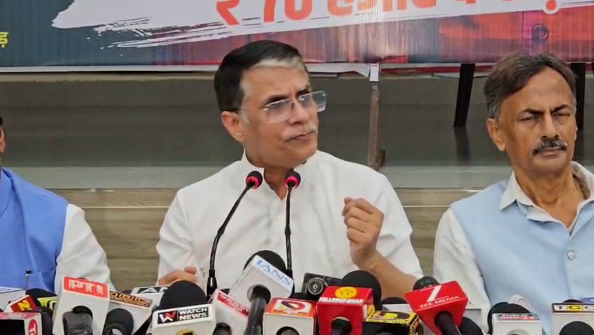 CAG रिपोर्ट से बिहार में ₹70,000 करोड़ के 'महाघोटाले' का खुलासा: पवन खेड़ा ने नीतीश-मोदी सरकार पर साधा निशाना