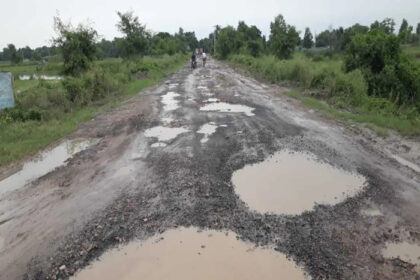 बिहार में पहली ही बारिश नहीं झेल पाई ये फोरलेन सड़क, करोड़ों की लागत हो गई चौपट.